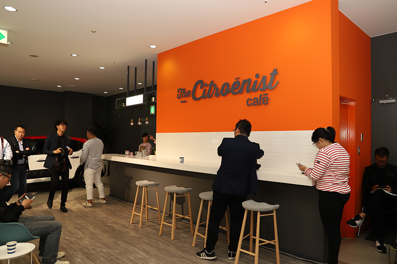 シトロエン中央ショールームに設置された日本初、世界で2か所目となる「ザ・シトロエニストカフェ」。コーヒーや紅茶、緑茶などを提供する。近くには子供が遊べるようなスペースも