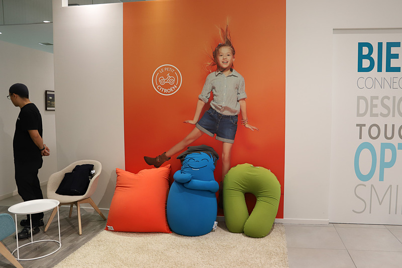 シトロエン中央ショールームに設置された日本初、世界で2か所目となる「ザ・シトロエニストカフェ」。コーヒーや紅茶、緑茶などを提供する。近くには子供が遊べるようなスペースも