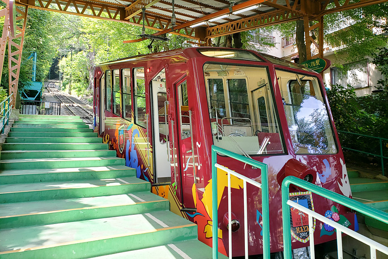 摩耶山ケーブルカー、摩耶ビューライン。本に出てくる階段状のケーブルカーで嬉しい！