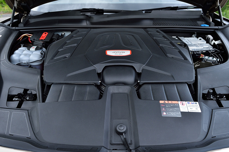 カイエン ターボが搭載するV型8気筒4.0リッターツインターボエンジンは最高出力404kW（550PS）/5750-6000rpm、最大トルク770Nm/1960-4500rpmを発生。全グレードにおいてトランスミッションに8速AT「8速ティプトロニックS」とフルタイム4WDシステムの「ポルシェ トラクション マネージメントシステム（PTM）」を組み合わせる。0-100km/h加速は4.1秒（スポーツクロノパッケージ装備車は3.9秒）で、最高速は286km/h