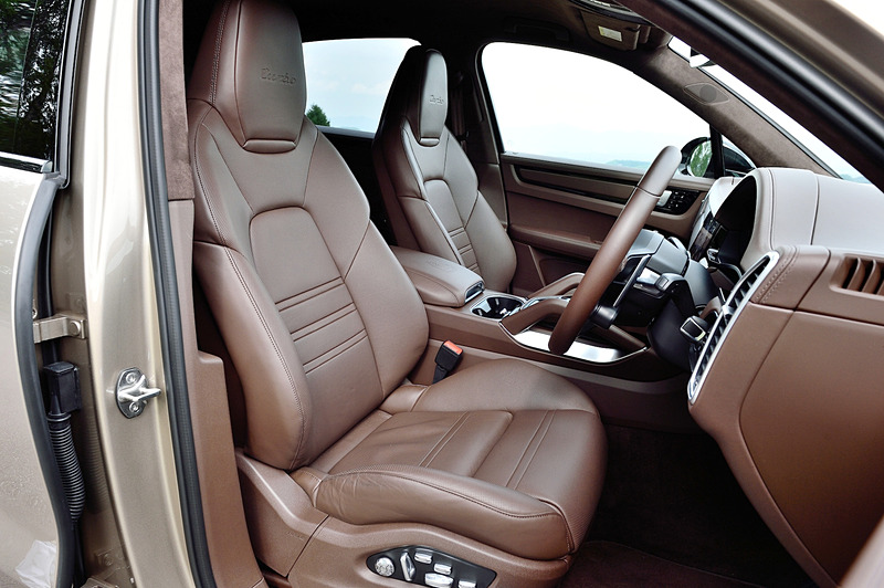 先代モデルから刷新したインテリアでは、インパネ中央のタッチスクリーンディスプレイをはじめ、18way調整式のスポーツシート、マルチファンクションスポーツステアリングなどを装備。ステアリング右側には走行モードを選択可能な丸形形状のスイッチが付く