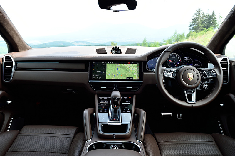 先代モデルから刷新したインテリアでは、インパネ中央のタッチスクリーンディスプレイをはじめ、18way調整式のスポーツシート、マルチファンクションスポーツステアリングなどを装備。ステアリング右側には走行モードを選択可能な丸形形状のスイッチが付く