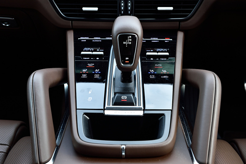 先代モデルから刷新したインテリアでは、インパネ中央のタッチスクリーンディスプレイをはじめ、18way調整式のスポーツシート、マルチファンクションスポーツステアリングなどを装備。ステアリング右側には走行モードを選択可能な丸形形状のスイッチが付く