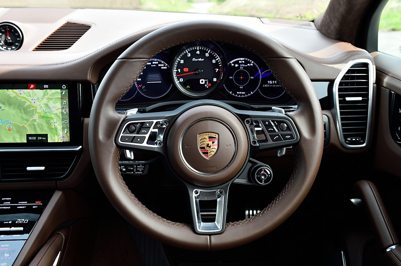 先代モデルから刷新したインテリアでは、インパネ中央のタッチスクリーンディスプレイをはじめ、18way調整式のスポーツシート、マルチファンクションスポーツステアリングなどを装備。ステアリング右側には走行モードを選択可能な丸形形状のスイッチが付く