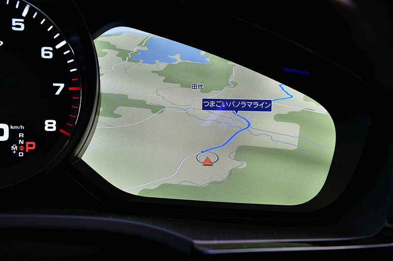 先代モデルから刷新したインテリアでは、インパネ中央のタッチスクリーンディスプレイをはじめ、18way調整式のスポーツシート、マルチファンクションスポーツステアリングなどを装備。ステアリング右側には走行モードを選択可能な丸形形状のスイッチが付く