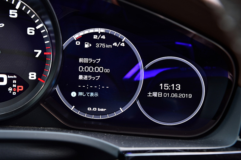 先代モデルから刷新したインテリアでは、インパネ中央のタッチスクリーンディスプレイをはじめ、18way調整式のスポーツシート、マルチファンクションスポーツステアリングなどを装備。ステアリング右側には走行モードを選択可能な丸形形状のスイッチが付く