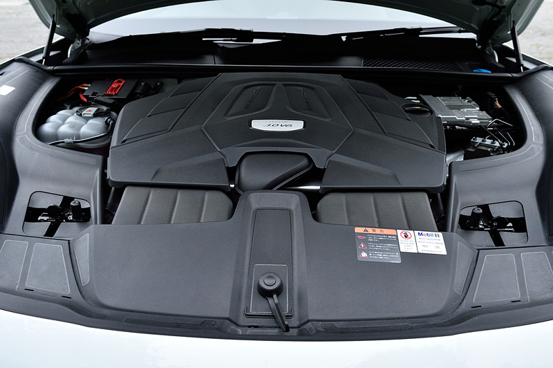 カイエンが搭載するV型6気筒 3.0リッターシングルターボエンジンは最高出力250kW（340PS）/5300-6400rpm、最大トルク450Nm/1340-5300rpmを発生。0-100km/h加速は6.2秒（スポーツクロノパッケージ装備車は5.9秒）で、最高速は245km/h