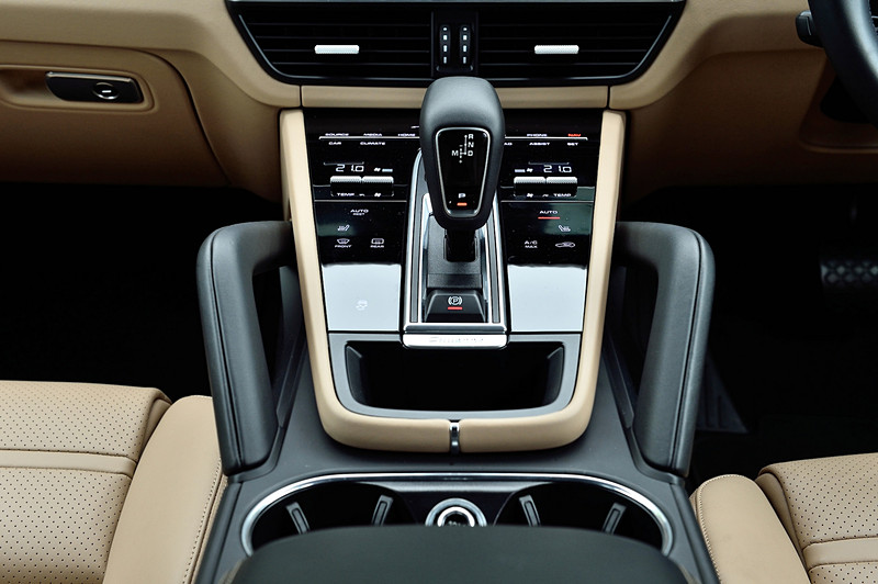 ブラック/モハーベベージュの2トーンカラーとなるカイエンのインテリア