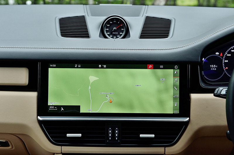 ブラック/モハーベベージュの2トーンカラーとなるカイエンのインテリア