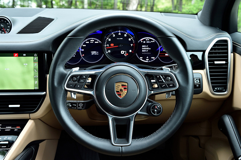 ブラック/モハーベベージュの2トーンカラーとなるカイエンのインテリア