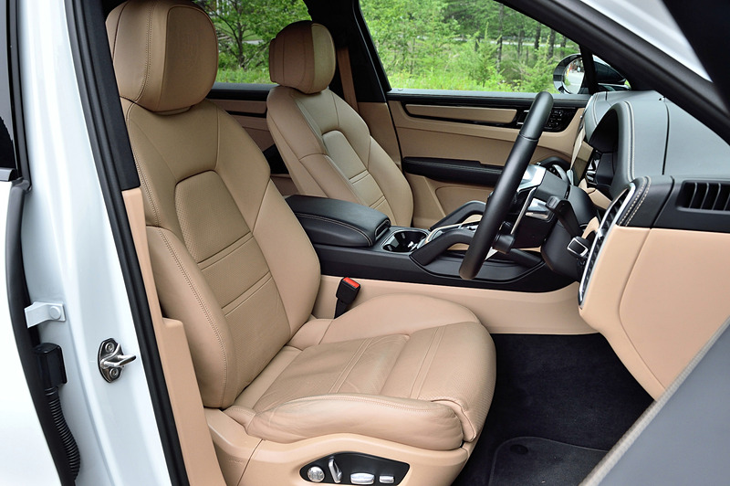 ブラック/モハーベベージュの2トーンカラーとなるカイエンのインテリア