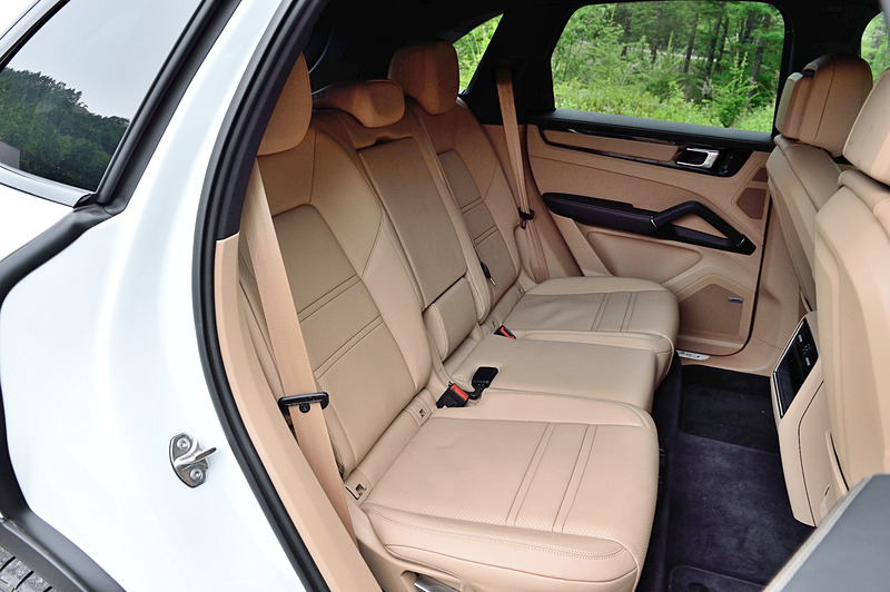 ブラック/モハーベベージュの2トーンカラーとなるカイエンのインテリア