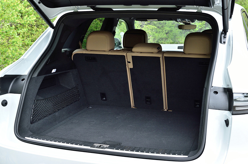 ラゲッジルームの容量は770Lを確保する