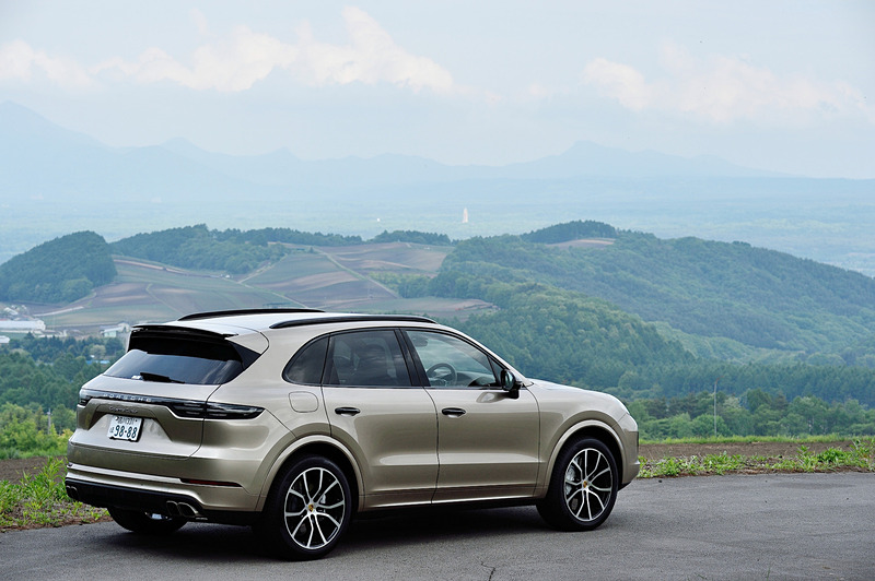 2017年のフランクフルトモーターショーでワールドプレミアを果たした「カイエン ターボ」（1902万円）。ボディサイズは4925×1985×1675mm（全長×全幅×全高）、ホイールベースは2895mm