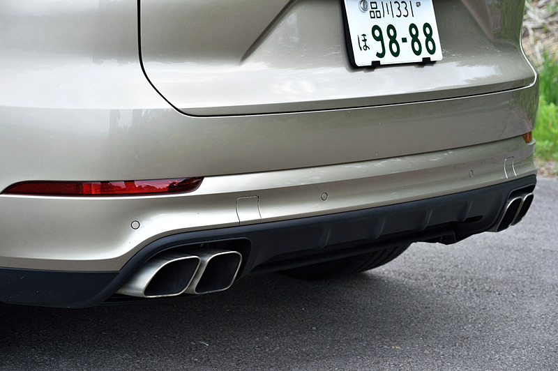 エクステリアでは2列に並ぶフロントライトモジュールが特徴的なLEDヘッドライト、21インチの専用アルミホイール（タイヤはピレリ「P ZERO」で、フロント：285/40ZR21、リア：315/35ZR21）、専用のツインテールパイプなどを装備。カイエン ターボならではの装備としては、選択されたドライビングモードや走行速度などによって角度を自動調整する「アダプティブルーフスポイラー」が挙げられる