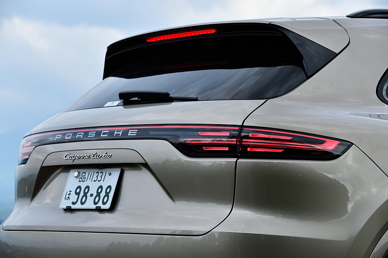 エクステリアでは2列に並ぶフロントライトモジュールが特徴的なLEDヘッドライト、21インチの専用アルミホイール（タイヤはピレリ「P ZERO」で、フロント：285/40ZR21、リア：315/35ZR21）、専用のツインテールパイプなどを装備。カイエン ターボならではの装備としては、選択されたドライビングモードや走行速度などによって角度を自動調整する「アダプティブルーフスポイラー」が挙げられる