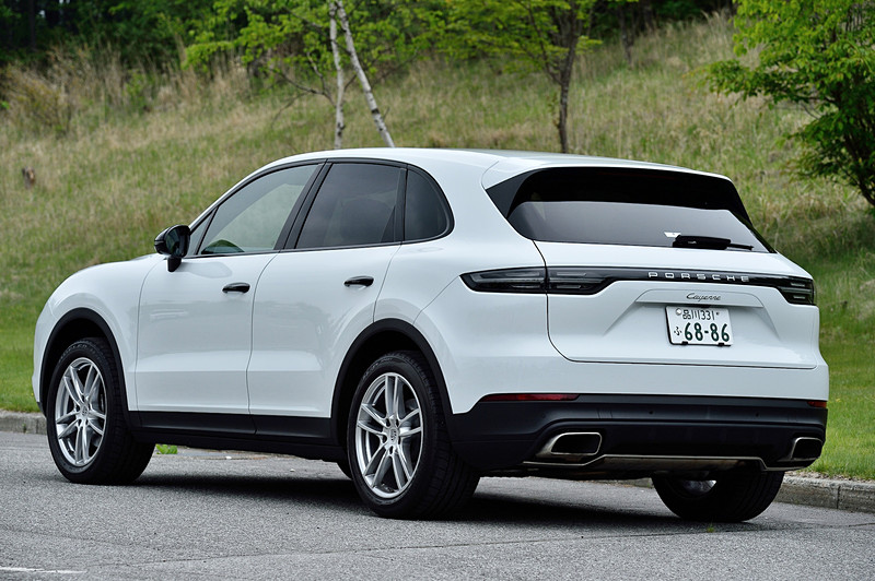 こちらはベースグレードの「カイエン」（1012万円）。ボディサイズは4920×1985×1695mm（全長×全幅×全高）