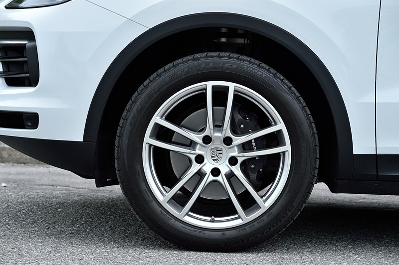足下は20インチCayenne Sportホイールにブリヂストン「DUELER H/P SPORT」の組み合わせ