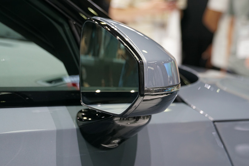 ポールスター 2の新構造ミラーフレームレスサイドミラーは、ドアミラーとボディ側の台座がボールジョイントのような構造で取り付けられている