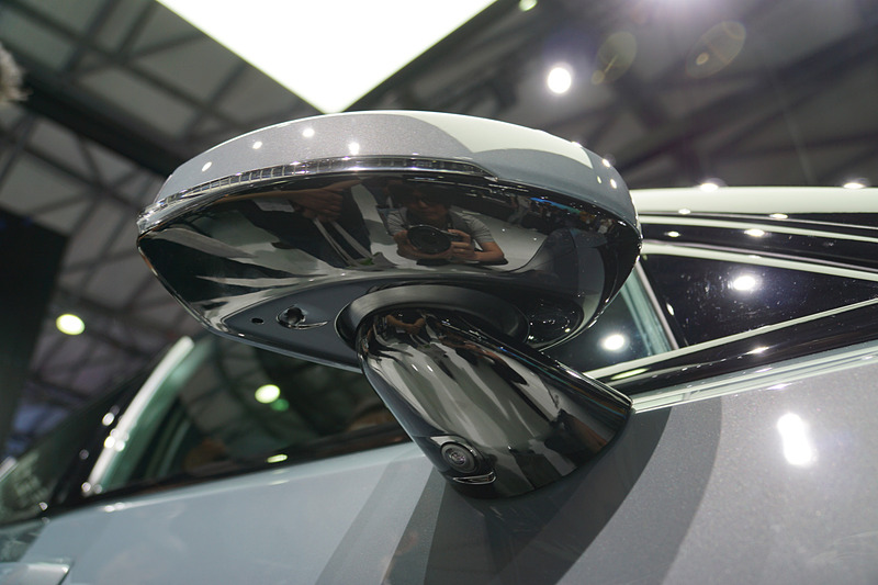 ポールスター 2の新構造ミラーフレームレスサイドミラーは、ドアミラーとボディ側の台座がボールジョイントのような構造で取り付けられている