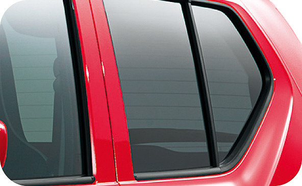 「電動格納式リモコンドアミラー」「カラードドアミラー」「UVカット機能付ガラス（全面）」などを特別装備