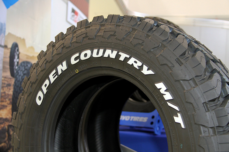 FLEX SHOW AIKAWA RacingをスポンサードするTOYO TIRES。参戦車両のランドクルーザーに使うOPEN COUNTRY M/Tなどを中心に展示を行なった