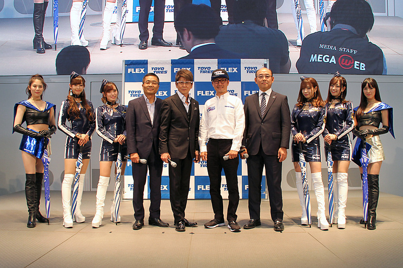 チームのキャンギャルも交えて記念撮影