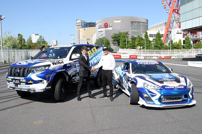 発表会の後にはTOYOTA LANDCRUISER 150 PRADO Rally specのまわりを86でドリフトするデモランも行なわれた
