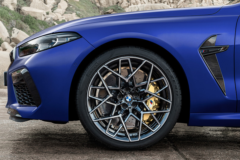 タイヤサイズはフロントが275/35ZR20、リアが285/35ZR20