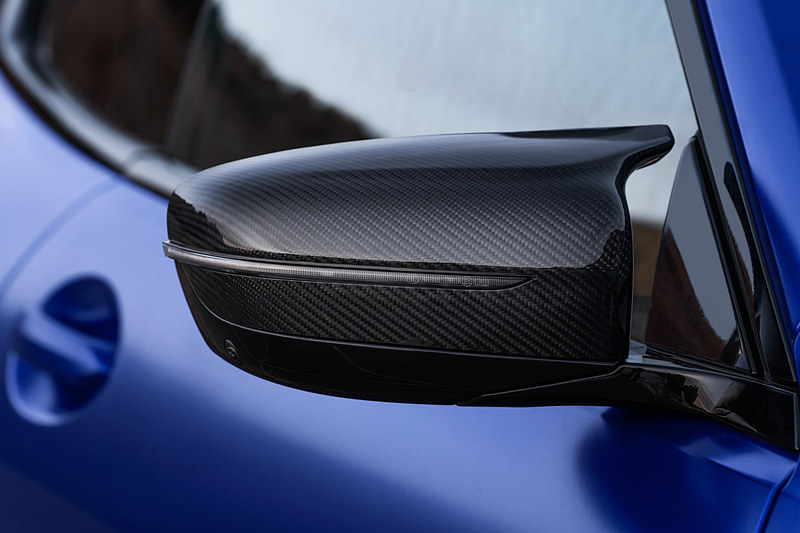 ドアミラーの一部をフィン形状としている