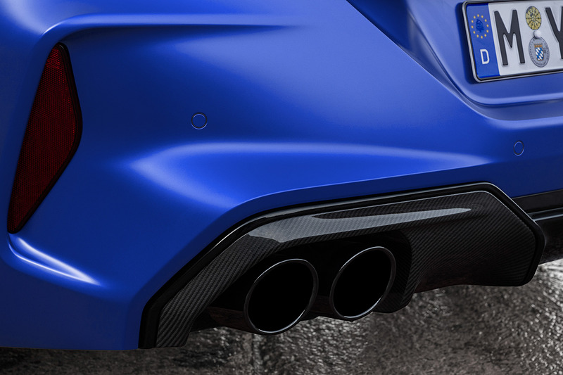 外装の要所にCFRP素材を用いる