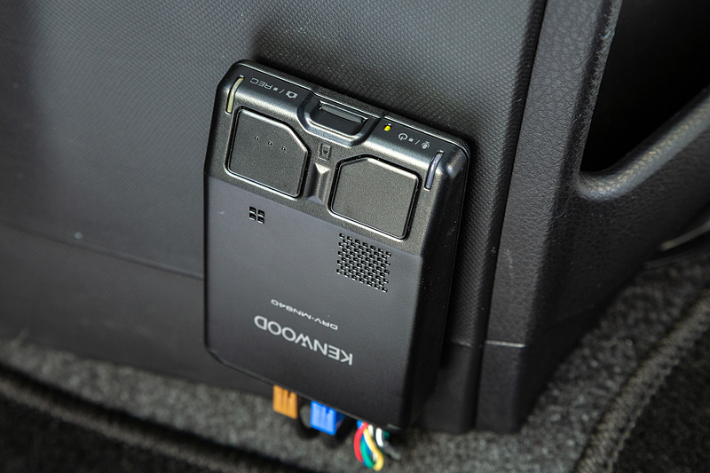 メインユニット部。マイクロSDカードスロットやマイク、Gセンサーなどはここに内蔵される