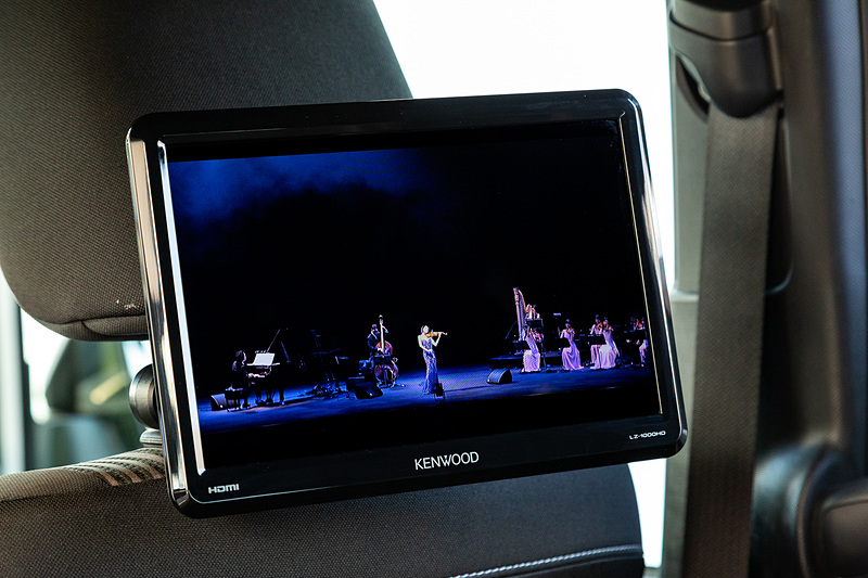 コントラストが高く高精細で昼間でもはっきりと見やすいリアモニター