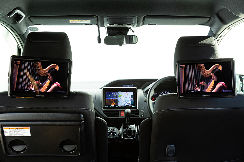 モニター2台を数珠つなぎする形で接続できるのも特徴