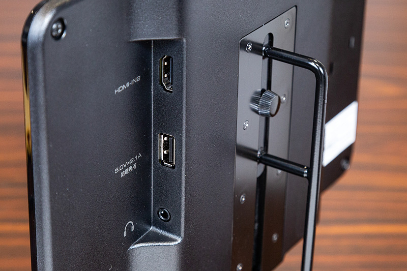 HDMI入力を2系統、HDMI出力を1系統、給電用のUSB端子とヘッドフォン端子を持つ