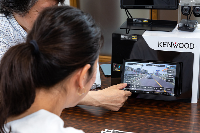 ドライブレコーダーとのデジタル接続によってHD画質の再生を可能にした