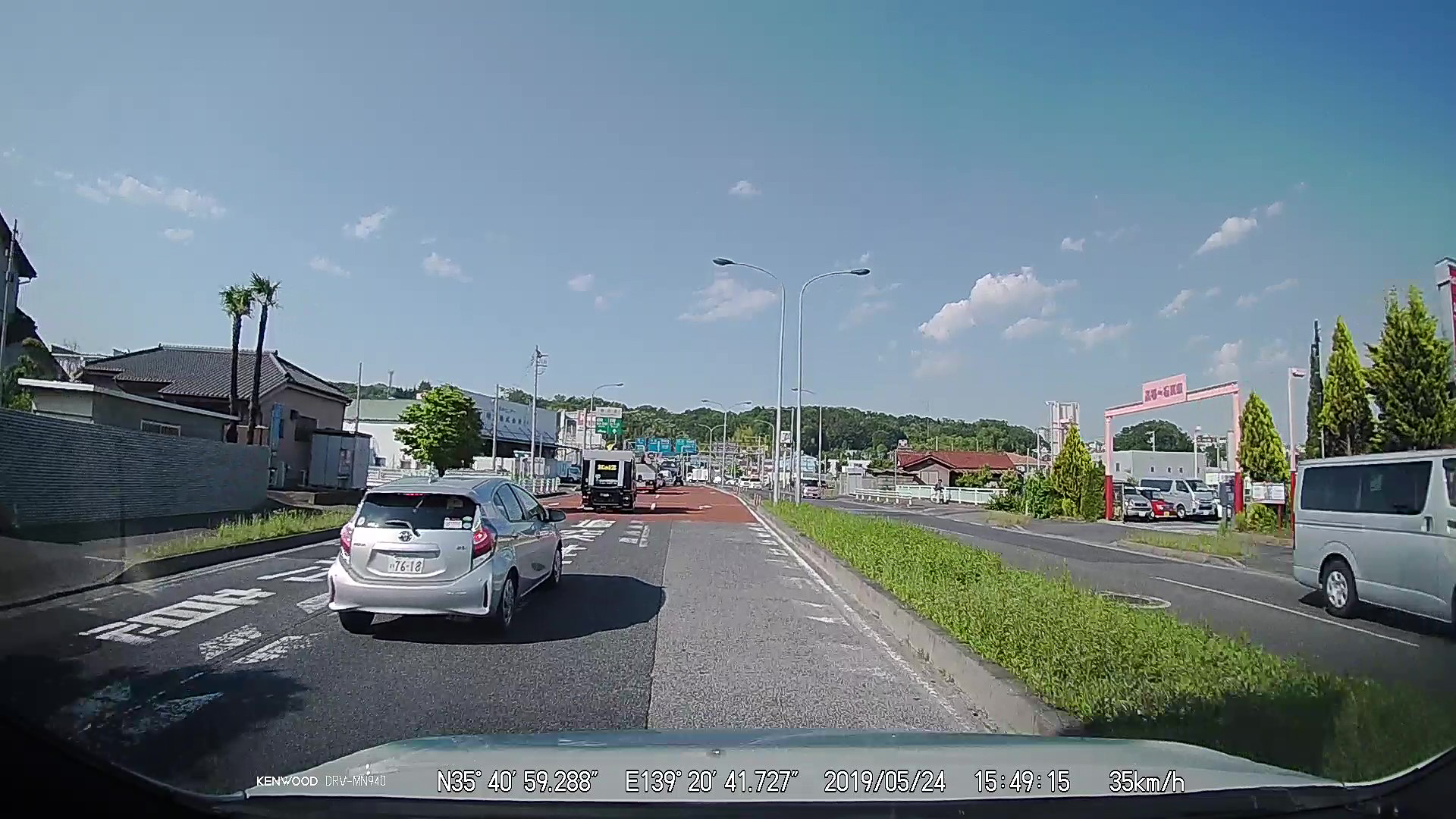 こちらは追い越す瞬間の画像。これぐらいの距離でもナンバーの文字が読み取れる。こちらもクリックするとフルHDサイズで表示されます