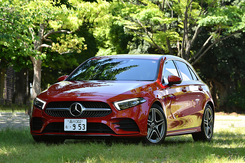 Aクラスに新しく追加されたディーゼルエンジンモデル「A 200 d」。ボディサイズは4419×1796×1440mm（全長×全幅×全高）で、オプションのAMGライン装着車は全長が4436mmとなる（数値はすべて欧州参考値）。試乗車はAMGラインの装備となる18インチAMG5ツインスポークアルミホイール（タイヤサイズは225/45R18）を装着。デザインはガソリンエンジンモデルの「A 180」シリーズと共通だが、リアに「A 200 d」のエンブレムを採用しているところが新しい