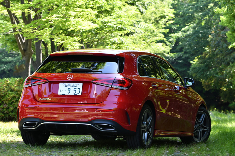 Aクラスに新しく追加されたディーゼルエンジンモデル「A 200 d」。ボディサイズは4419×1796×1440mm（全長×全幅×全高）で、オプションのAMGライン装着車は全長が4436mmとなる（数値はすべて欧州参考値）。試乗車はAMGラインの装備となる18インチAMG5ツインスポークアルミホイール（タイヤサイズは225/45R18）を装着。デザインはガソリンエンジンモデルの「A 180」シリーズと共通だが、リアに「A 200 d」のエンブレムを採用しているところが新しい