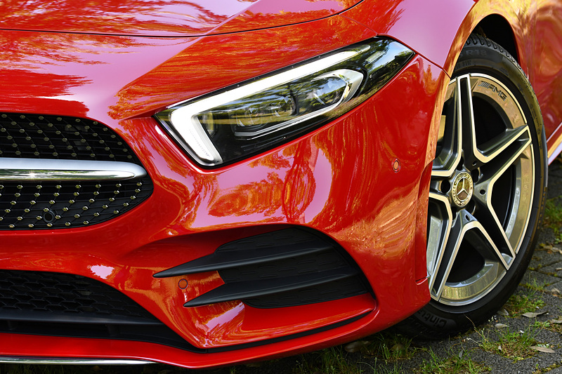 Aクラスに新しく追加されたディーゼルエンジンモデル「A 200 d」。ボディサイズは4419×1796×1440mm（全長×全幅×全高）で、オプションのAMGライン装着車は全長が4436mmとなる（数値はすべて欧州参考値）。試乗車はAMGラインの装備となる18インチAMG5ツインスポークアルミホイール（タイヤサイズは225/45R18）を装着。デザインはガソリンエンジンモデルの「A 180」シリーズと共通だが、リアに「A 200 d」のエンブレムを採用しているところが新しい