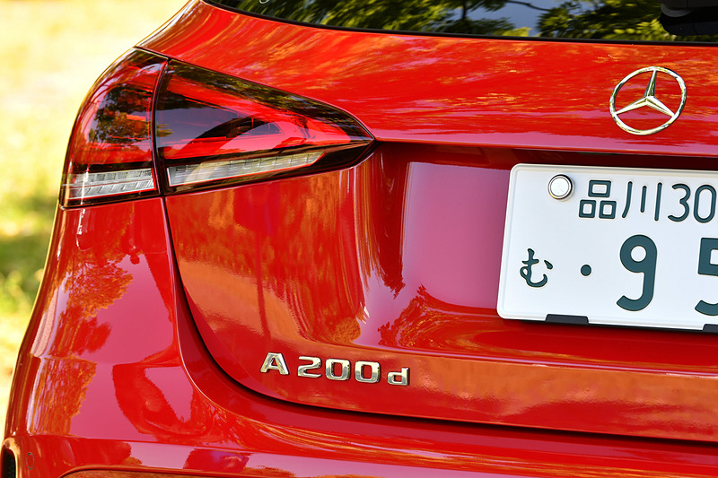 Aクラスに新しく追加されたディーゼルエンジンモデル「A 200 d」。ボディサイズは4419×1796×1440mm（全長×全幅×全高）で、オプションのAMGライン装着車は全長が4436mmとなる（数値はすべて欧州参考値）。試乗車はAMGラインの装備となる18インチAMG5ツインスポークアルミホイール（タイヤサイズは225/45R18）を装着。デザインはガソリンエンジンモデルの「A 180」シリーズと共通だが、リアに「A 200 d」のエンブレムを採用しているところが新しい