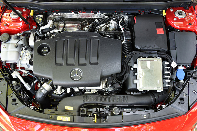 Aクラスでは横置きとなった直列4気筒DOHC 2.0リッター直噴ターボディーゼル「OM654q」型エンジンは、最高出力110kW（150PS）/3400-4400rpm、最大トルク320Nm（32.6kgfm）/1400-3200rpmを発生。トランスミッションには新開発の8速DCTを組み合わせる