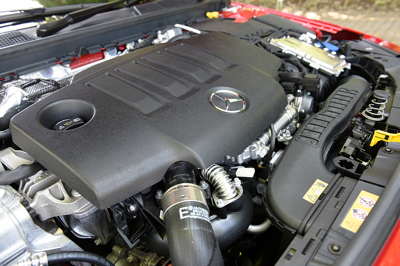 Aクラスでは横置きとなった直列4気筒DOHC 2.0リッター直噴ターボディーゼル「OM654q」型エンジンは、最高出力110kW（150PS）/3400-4400rpm、最大トルク320Nm（32.6kgfm）/1400-3200rpmを発生。トランスミッションには新開発の8速DCTを組み合わせる