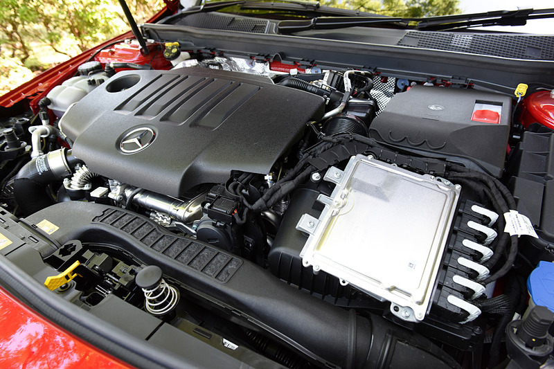 Aクラスでは横置きとなった直列4気筒DOHC 2.0リッター直噴ターボディーゼル「OM654q」型エンジンは、最高出力110kW（150PS）/3400-4400rpm、最大トルク320Nm（32.6kgfm）/1400-3200rpmを発生。トランスミッションには新開発の8速DCTを組み合わせる