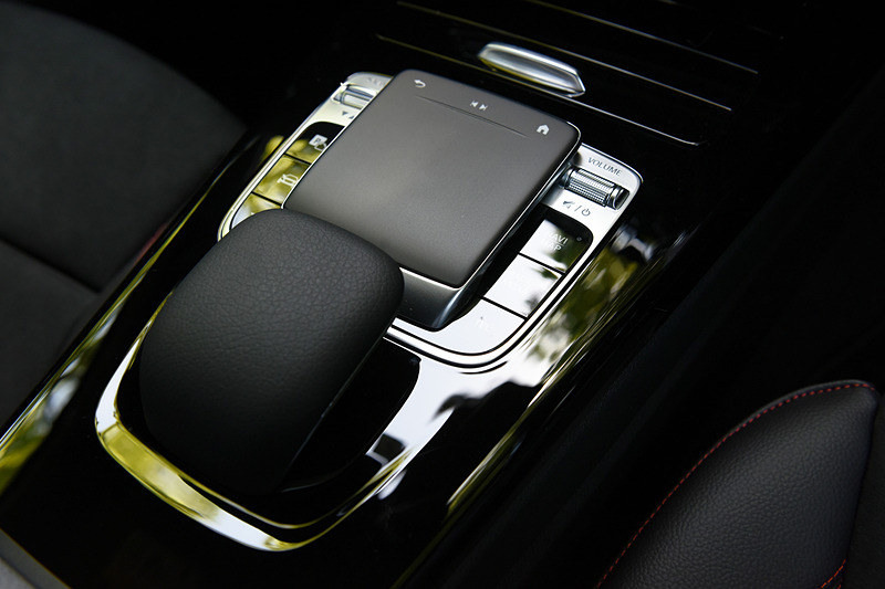 モードを切り替えることでエンジン、トランスミッション、ステアリングアシストなどのパラメーターが変化する「ダイナミックセレクト」のスイッチは、タッチインターフェースの横に配置