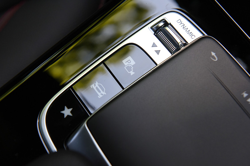 モードを切り替えることでエンジン、トランスミッション、ステアリングアシストなどのパラメーターが変化する「ダイナミックセレクト」のスイッチは、タッチインターフェースの横に配置