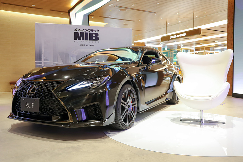 レクサス「RC F」が映画「メン・イン・ブラック：インターナショナル」に登場。6月14日～30日に東京ミッドタウン日比谷の「LEXUS MEETS...」でMIB仕様のRC Fや武器、アイテムなどを展示。コラボフードも
