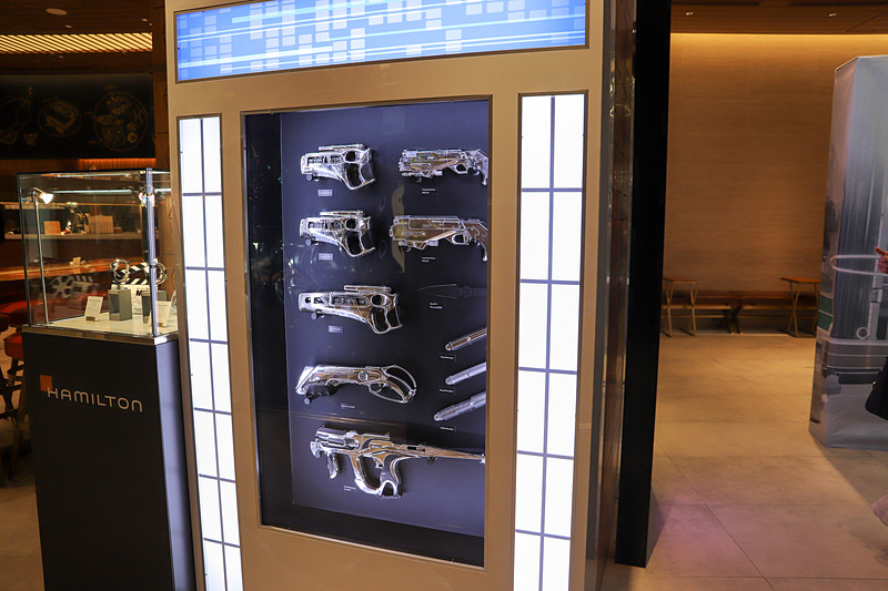 MIBのエージェントが仕様する武器やアイテムを展示。着用しているスーツの裏地にはエイリアンが隠れている