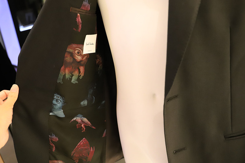 MIBのエージェントが仕様する武器やアイテムを展示。着用しているスーツの裏地にはエイリアンが隠れている