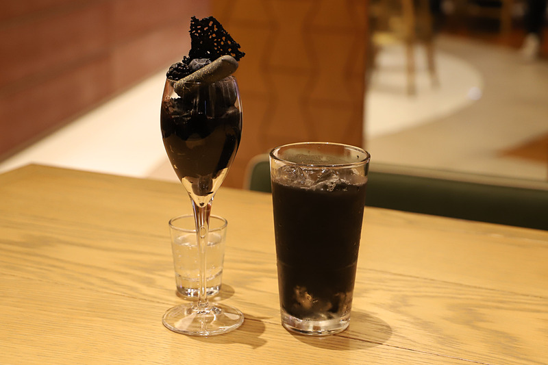 コラボパフェ「エージェントP」（左）と、コラボドリンク「エージェントD」（右）